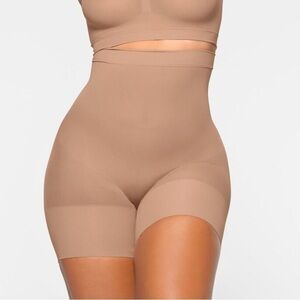 Skims Everyday Sculpt Mid Thigh Short Clay Medium